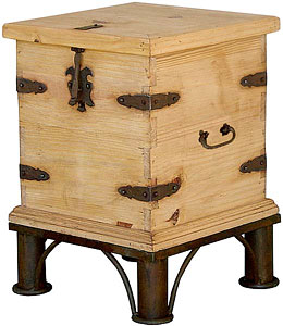 Small Trunk w/Base