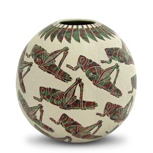 Mata Ortiz Vase by Leonel Lopez